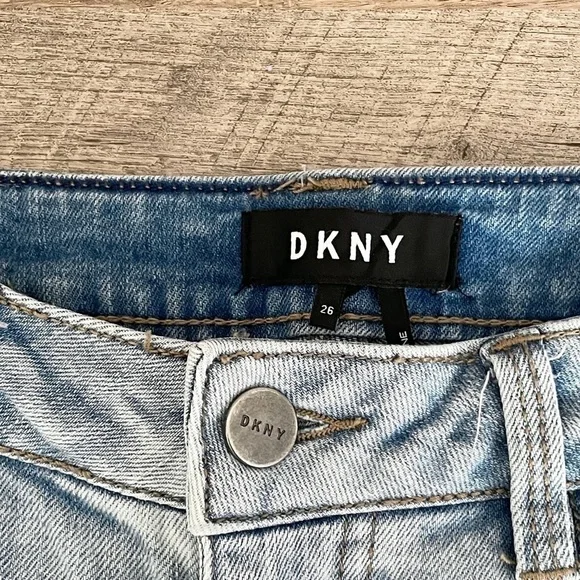 🌺 DKNY Light Wash Cropped Raw Hem Tie Dip Dye Mid Rise Jeans Size 26 - Picture 9 of 11